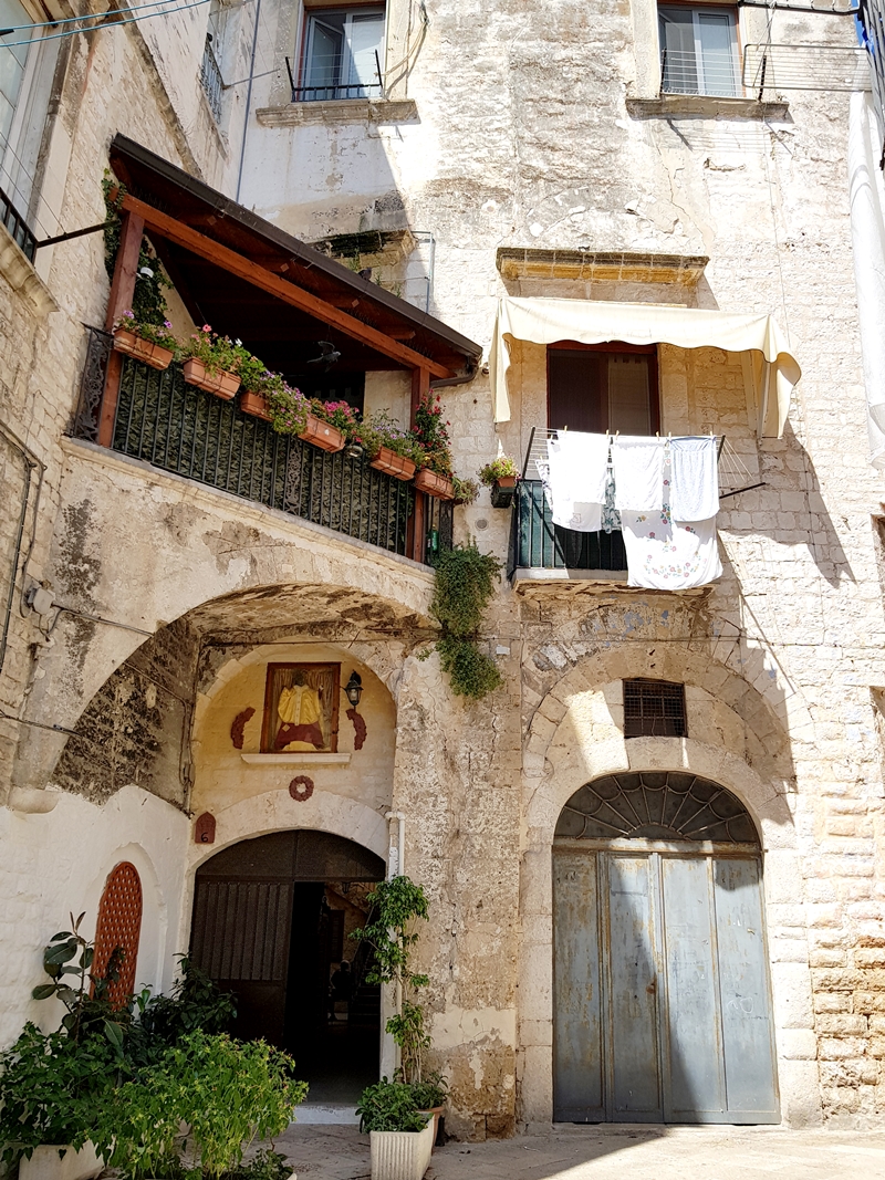 Bari, Kamienice, Włochy, Apulia, zakreecona, zakręcona blog, południowe Wybrzeże Włoch, Prugia, Bazylika św. Mikołaja, Teatr Margherita